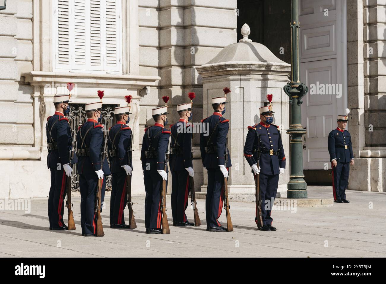 Madrid, Spagna, 2 luglio 2021: Cambio della guardia nel Palazzo reale di Madrid. Soldati in formazione durante il cambio della guardia al cancello principale del Ro Foto Stock