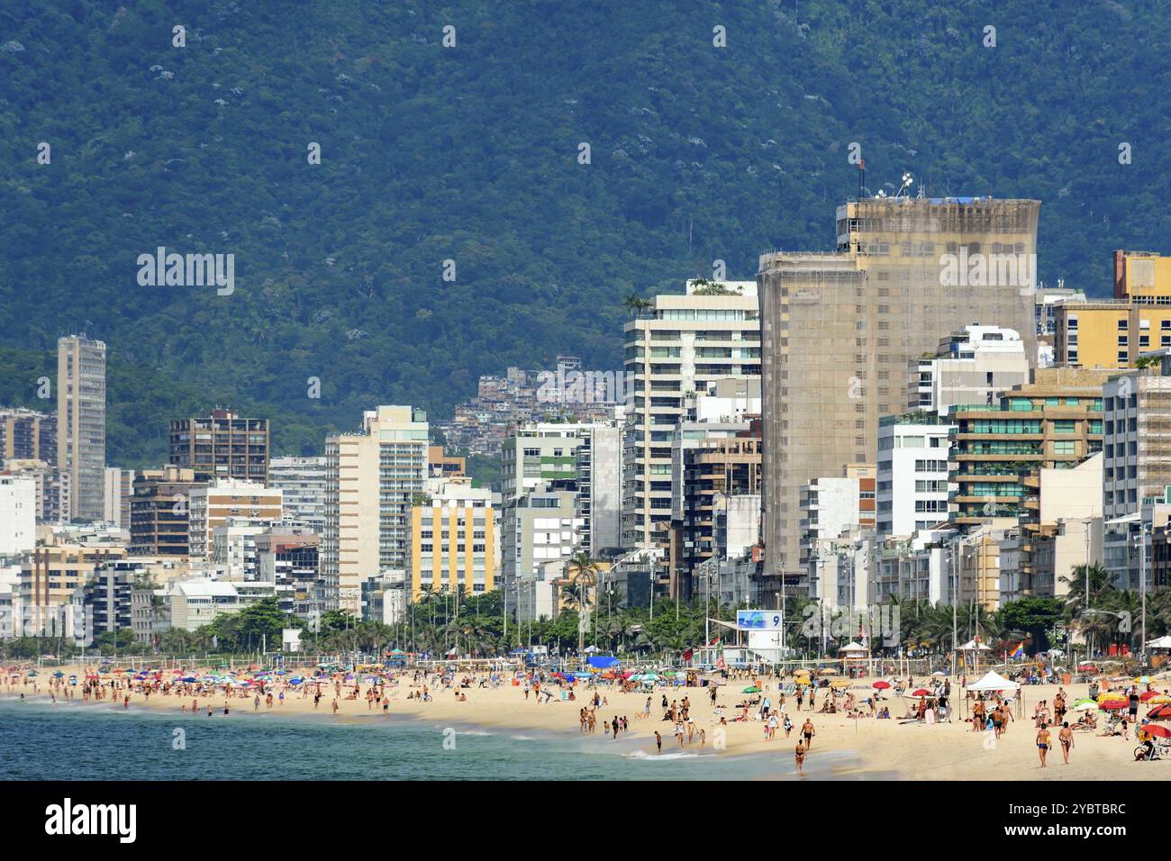 Giorno d'estate nella città di Rio de Janeiro con la spiaggia di Ipanema occupata da residenti e turisti Foto Stock