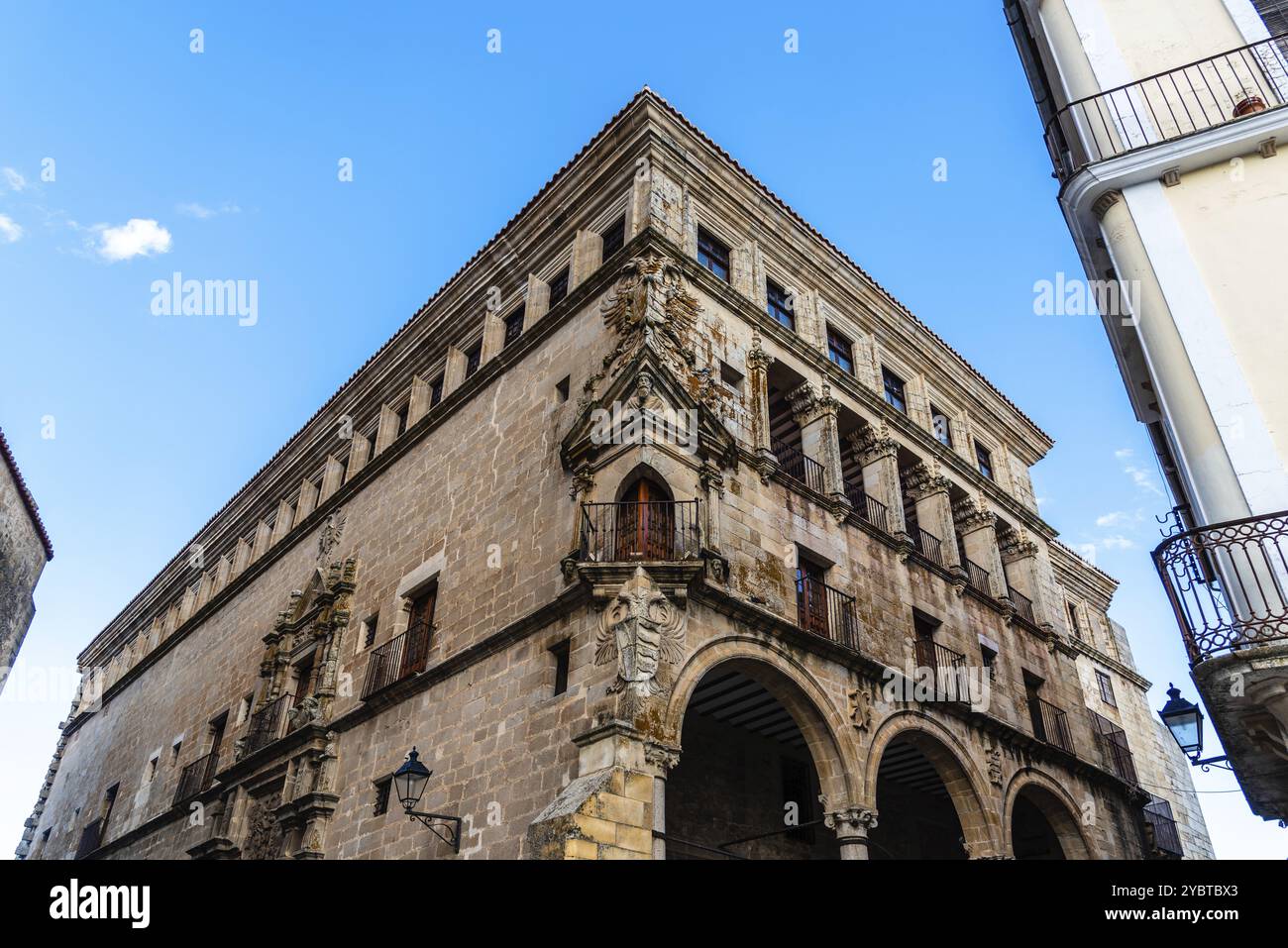 Il Palacio de los Duques de San Carlos è un palacio rinascimentale del 16th° secolo a Trujillo, una città della regione spagnola dell'Estremadura. È dotato di un Foto Stock