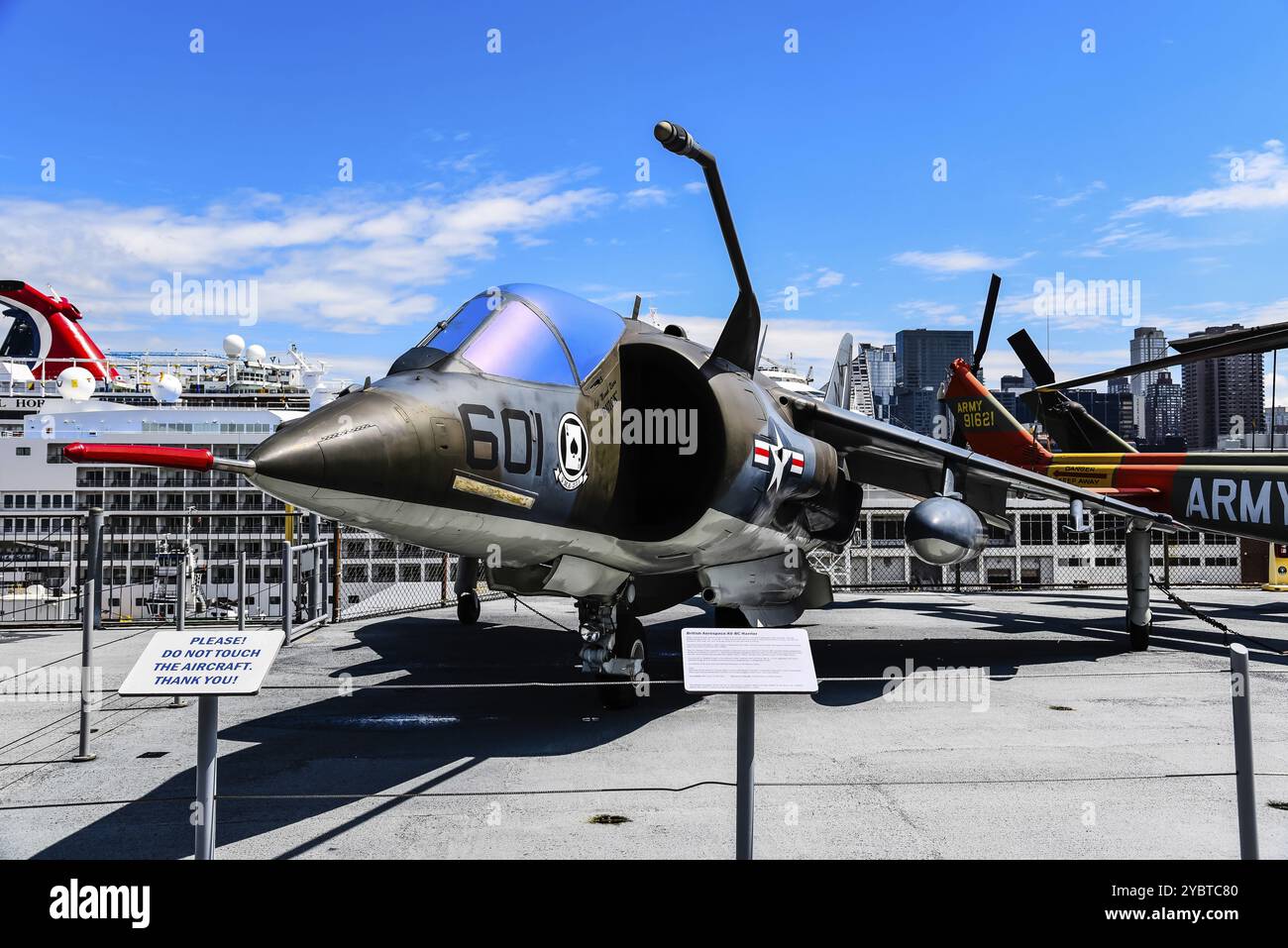 New York, USA, 21 giugno 2018: British Aerospace AV-8C Harrier Aircraft nel museo Intrepid di New York. La USS Intrepid ospita l'Intrepid Sea, A. Foto Stock