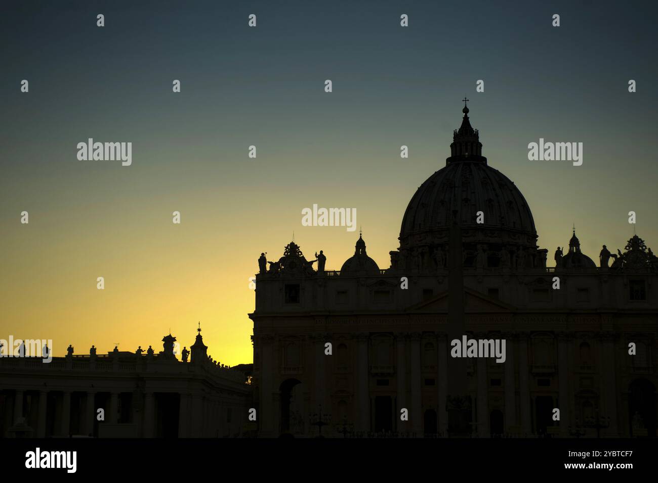 Basilica di San Pietro in Vaticano, al tramonto Foto Stock