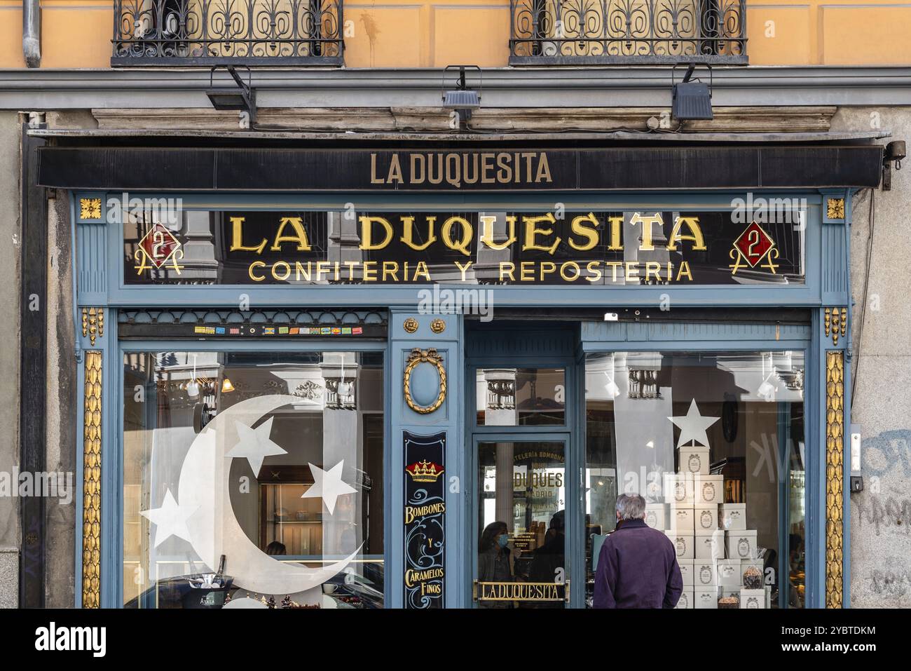 Madrid, Spagna, 22 novembre 2020: Vetrina del negozio la duquesita. È una pasticceria tradizionale nel centro di Madrid, in Europa Foto Stock