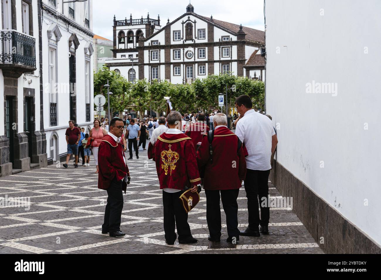 Ponta Delgada, Portogallo, 9 luglio 2023: Sfilata etnografica durante il Festival dello Spirito Santo. Vacanze tradizionali nelle Azzorre, in Europa Foto Stock