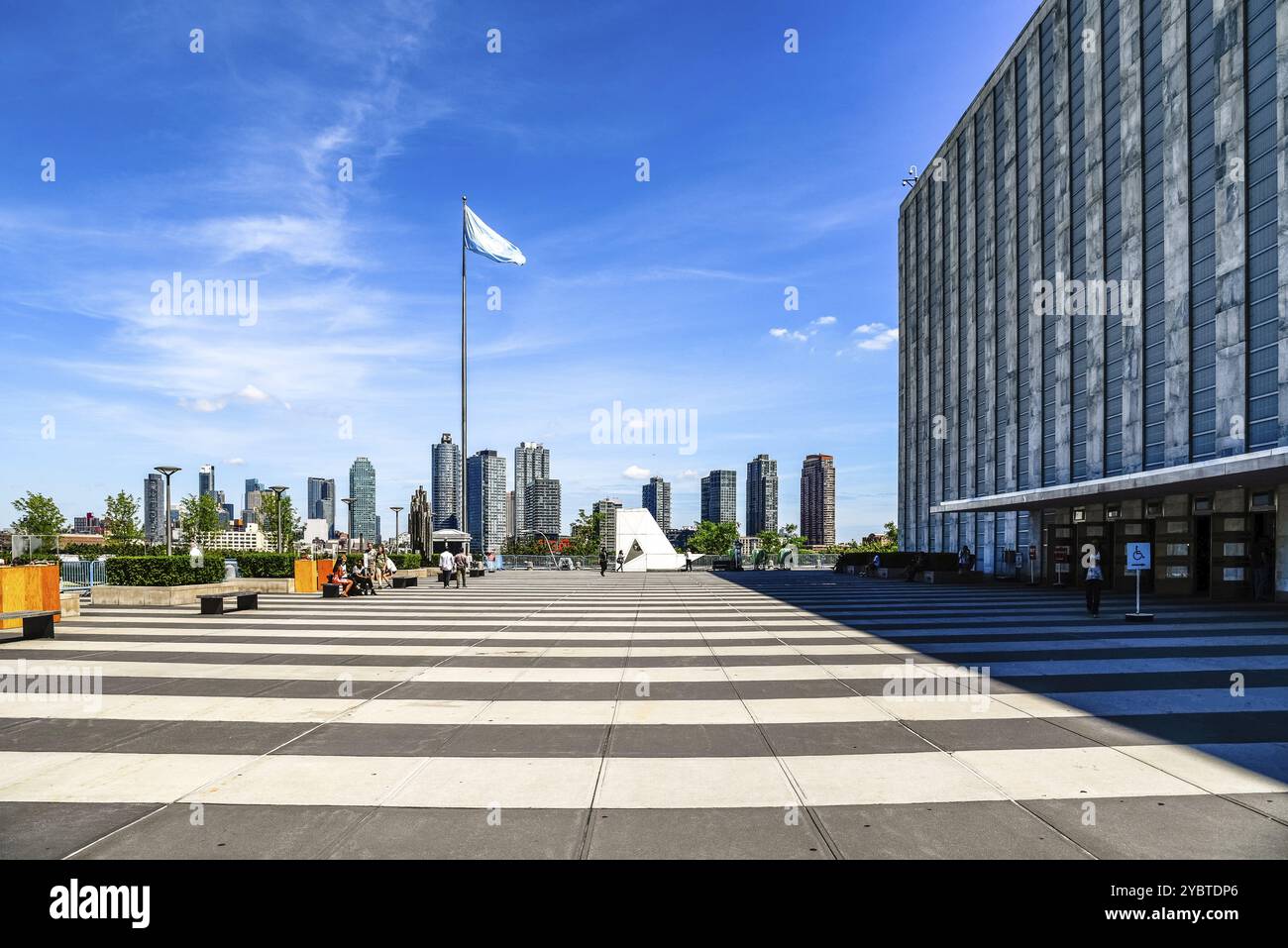 New York City, USA, 21 giugno 2018: Ingresso al quartier generale delle Nazioni Unite a New York, inclusa l'Assemblea generale, vista sul cielo blu, Nord A. Foto Stock