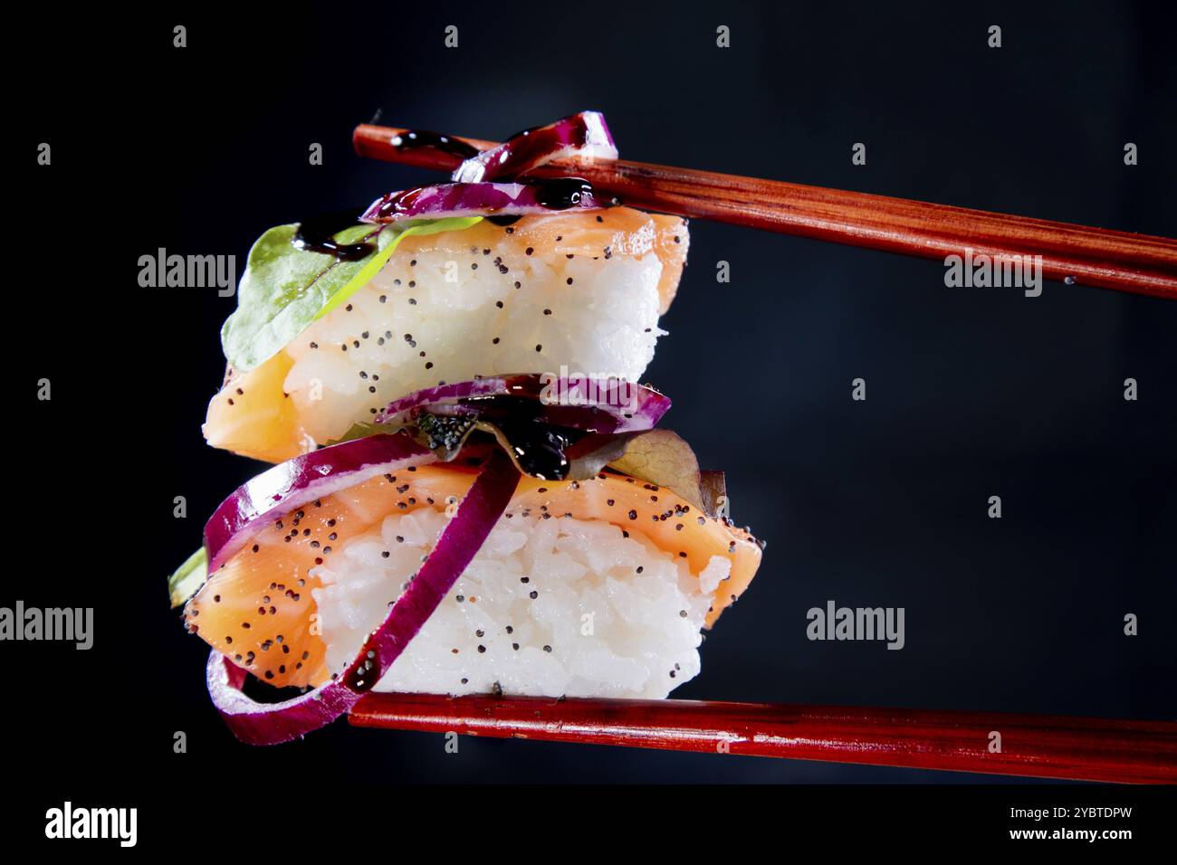 Presentazione di una porzione di sushi con contorno a base di cipolla rossa Foto Stock