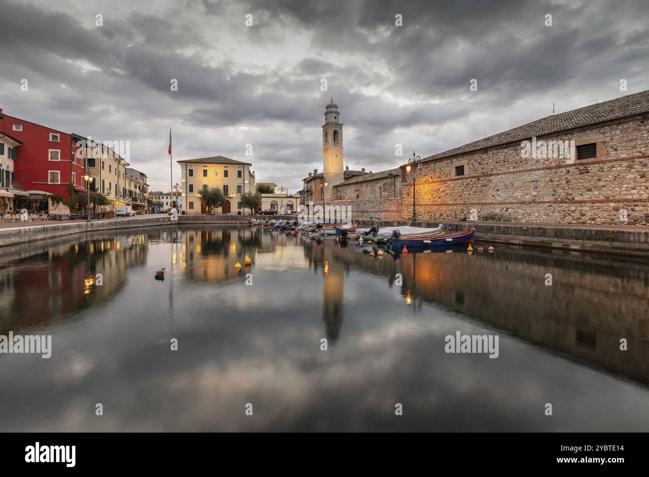 Porto di Lazise sul Lago di Garda, con la chiesa di San Nicolo, Lazise, provincia di Verona, Italia settentrionale Foto Stock