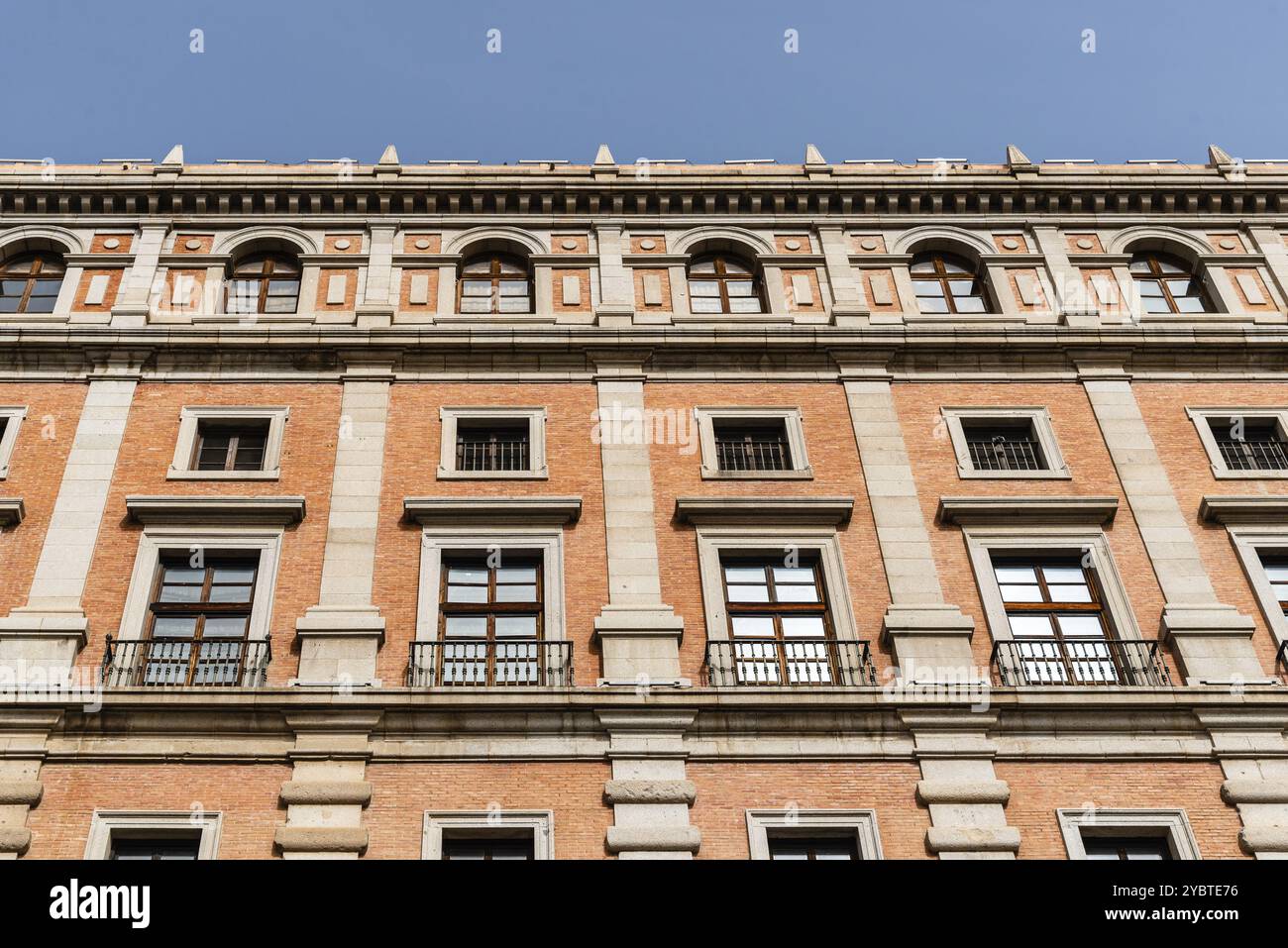 Vista dell'Alcazar di Toledo. Si tratta di una fortificazione rinascimentale in pietra situata nella parte più alta di Toledo. Durante la guerra civile spagnola, Nationalis Foto Stock