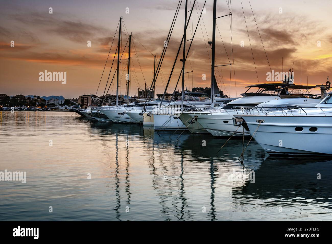 Yacht di lusso ormeggiati nella Marina di Denia al tramonto. Alicante, Spagna, Europa Foto Stock