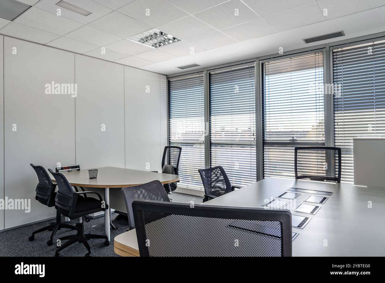 Posti vuoti per i lavoratori in coworking contemporaneo. Interni per uffici aziendali di startup in un nuovo luogo di lavoro. Interni di uffici open space Foto Stock