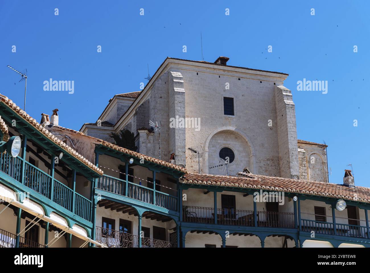 Plaza Mayor di Chinchon. Piazza centrale della città di Chinchon a Madrid, case tipiche con balconi in legno e gallerie. Giorno di sole d'estate Foto Stock
