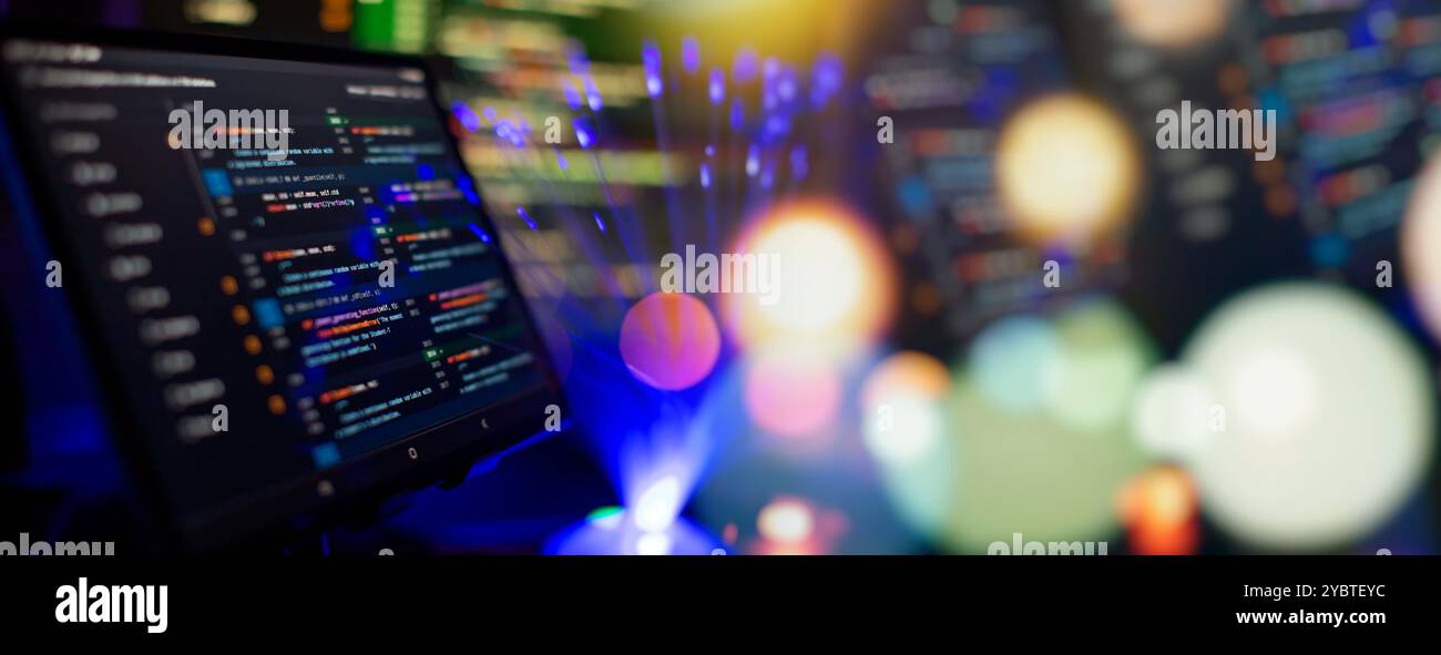 Esecuzione della programmazione dei dati del computer. Testo script di codifica sullo schermo. Primo piano del notebook Foto Stock