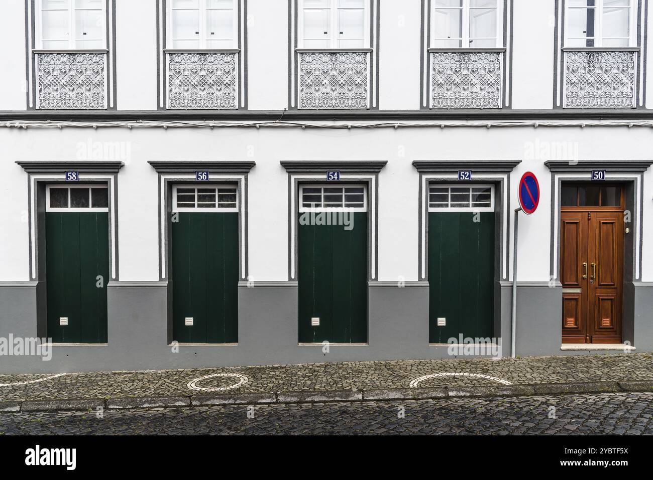 Praia da Vitoria, Portogallo, 2 luglio 2022: Porte d'ingresso alle case dipinte di verde. Isola di Terceira, Azzorre, Europa Foto Stock
