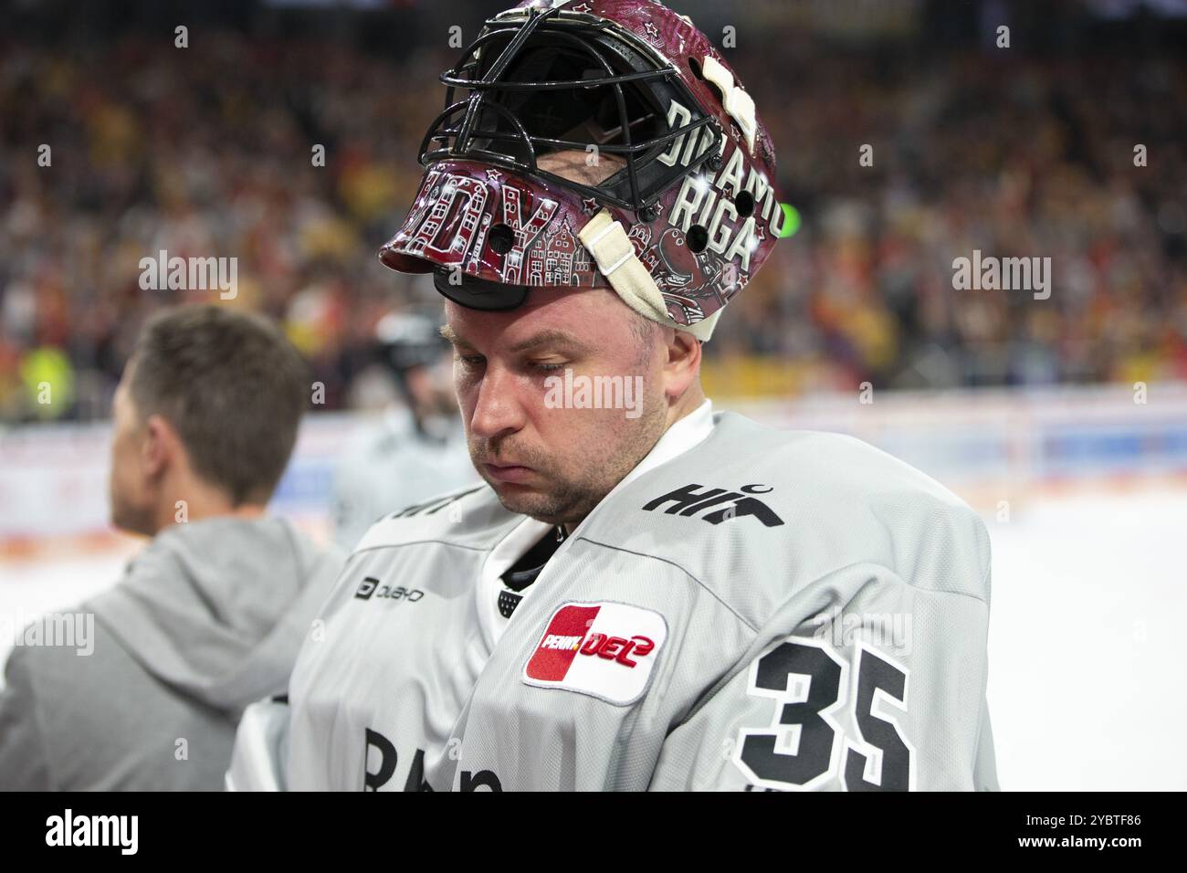 PSD Bank Dome, Duesseldorf, Renania settentrionale-Vestfalia, Julius Hudacek (Koelner Haie, #35), PENNY DEL, Duesseldorfer EG-Koelner Haie il 18/10/2024 presso il Foto Stock