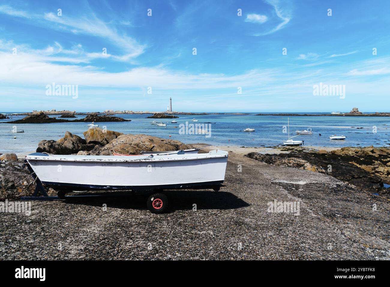 Salpa fuori dall'acqua nel molo contro la baia con il faro in una giornata di sole d'estate. IÂ Vierge, Finistere, Bretagna Foto Stock