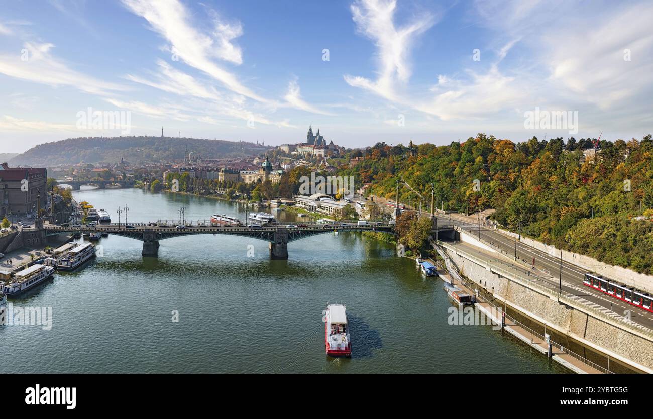 Praga antenna fuco panoramica vista della città di Praga presso la Piazza della Città Vecchia, Cechia. Prague Old Town pier architettura e Charles Bridge over Vl Foto Stock