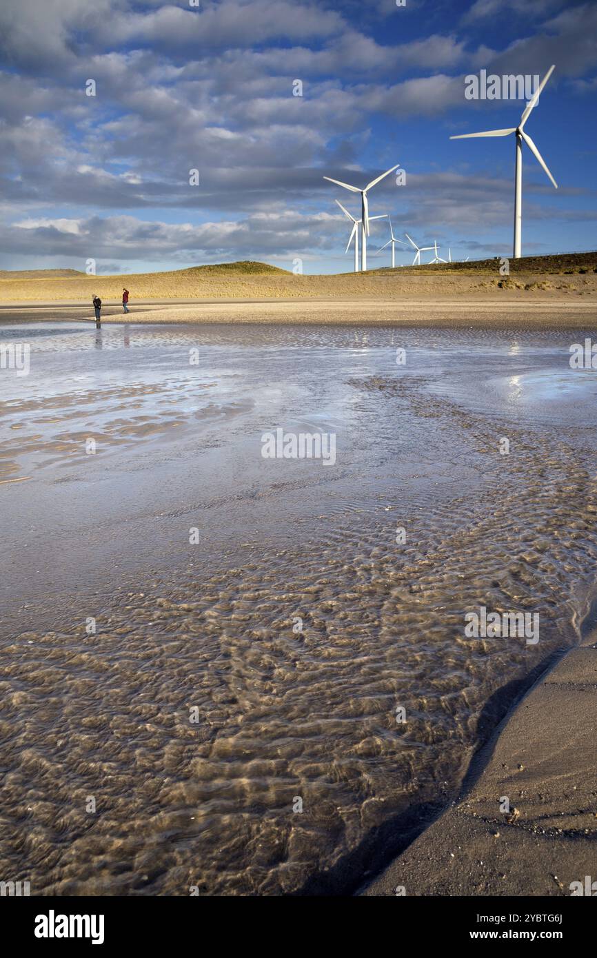 Mulini a vento sulla Maasvlakte 2 visto dal Maasvlakte beach Foto Stock