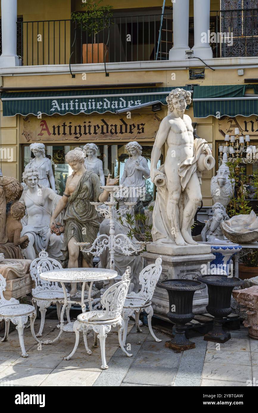 Madrid, Spagna, 20 ottobre 2020: Sculture classiche e mobili da giardino in negozio di antiquariato a El Rastro nel quartiere di Latina nel centro di Madrid, Europa Foto Stock
