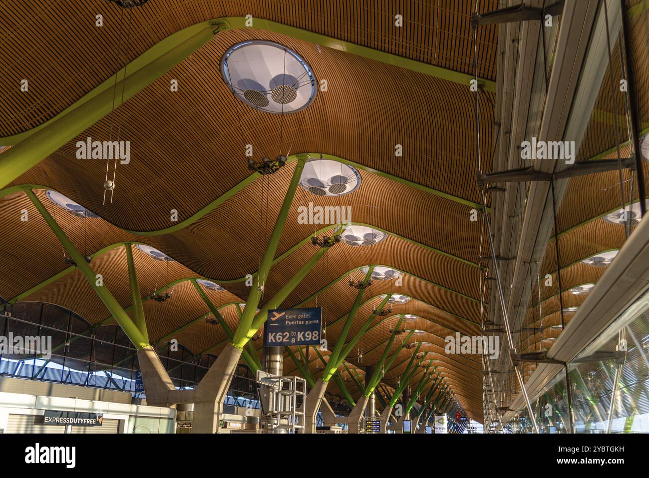 Madrid, Spagna, 2 agosto 2021: Aeroporto di Barajas. Terminale T4. L'aeroporto internazionale Madrid-Barajas Adolfo Suarez è il principale aeroporto della capitale. Poll Foto Stock