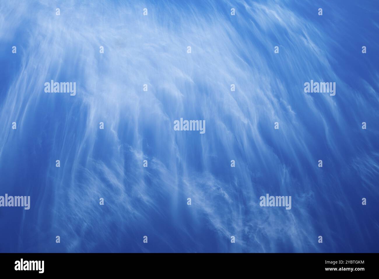 Riproduzione fotografica di una giornata con cielo blu e nuvole bianche a strati Foto Stock