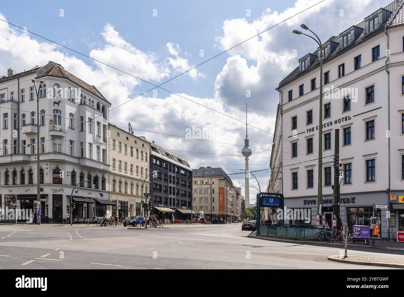 Berlino, Germania, 27 luglio 2019: Street view in Rosenthaler Platz in Scheunenviertel, in Berlin Mitte. È uno dei vicini più antichi e carismatici Foto Stock