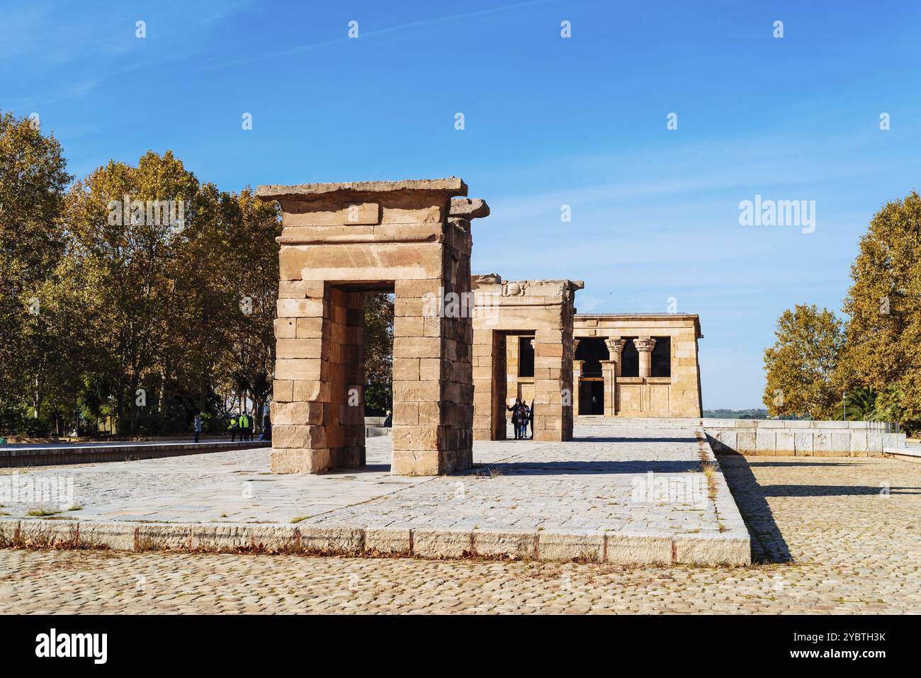 Madrid, Spagna, 18 ottobre 2020: Tempio di Debod un bellissimo giorno d'autunno. Un famoso punto di riferimento nella città di Madrid, in Europa Foto Stock