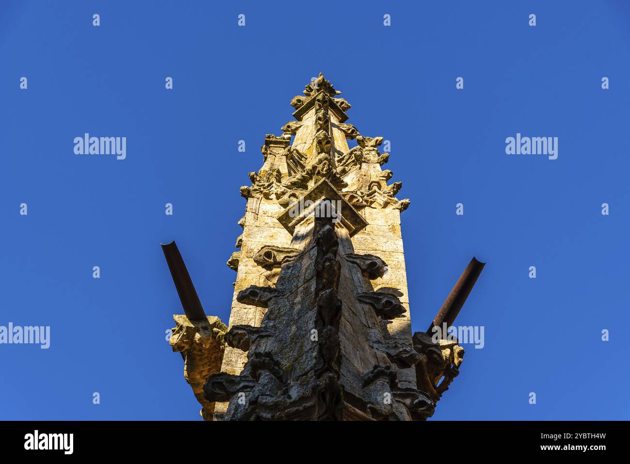 Vista ravvicinata del pinnacolo gotico nella Cattedrale di Salamanca contro il cielo blu. Castilla y Leon, Spagna, Europa Foto Stock