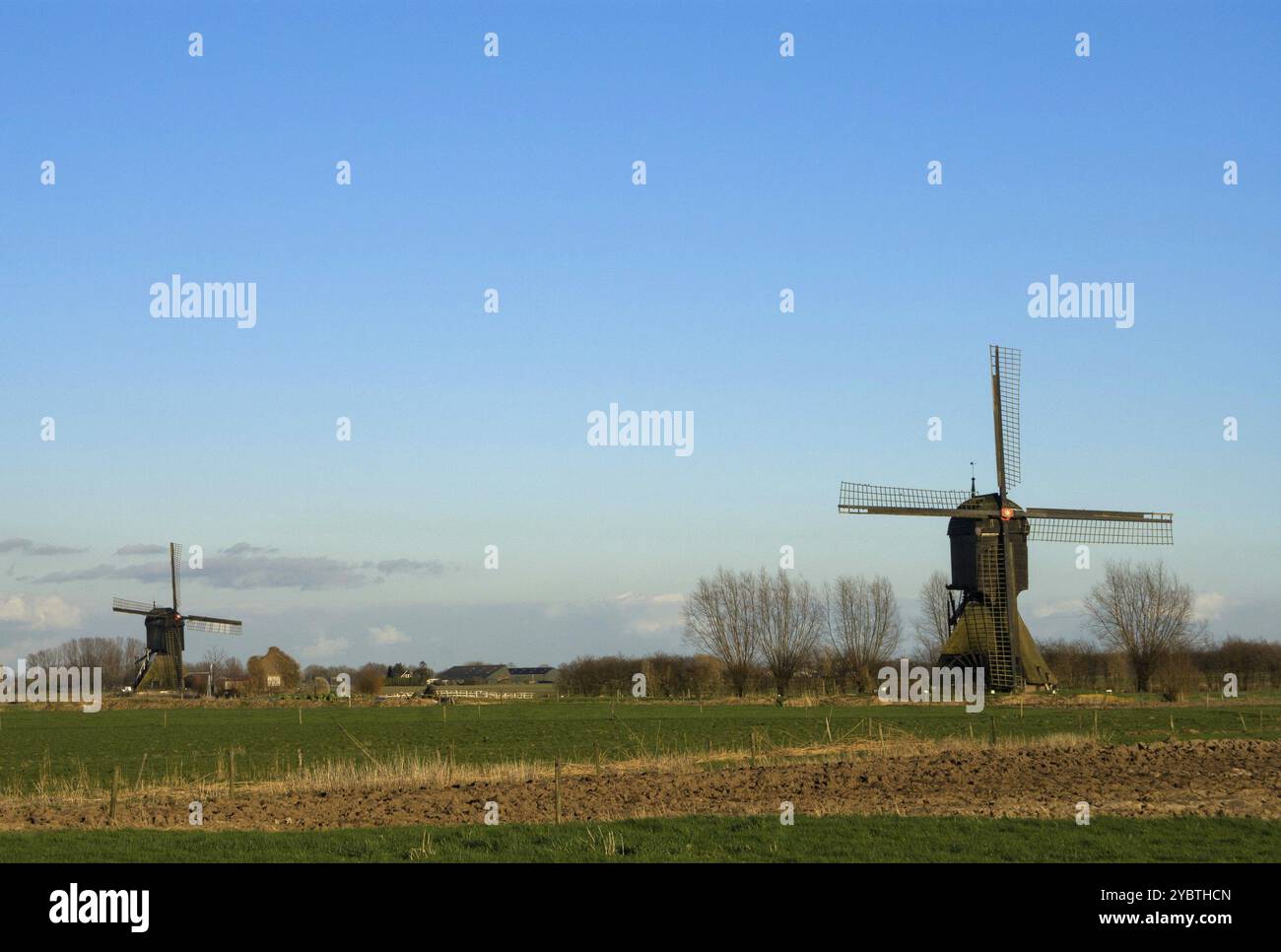 Il mulino a vento Zandwijkse molen vicino Uppel nella provincia olandese Noord-Brabant con il Uitwijkse molen in background Foto Stock