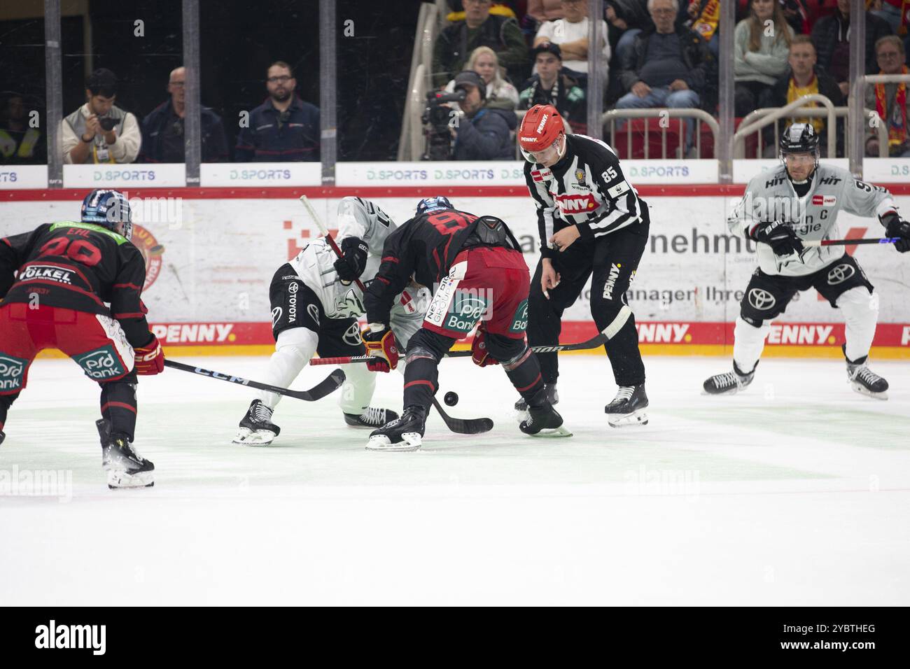 PSD Bank Dome, Duesseldorf, Renania settentrionale-Vestfalia, Kai Juergens (Linesmen, #85), PENNY DEL, Duesseldorfer EG-Koelner Haie il 18/10/2024 al PSD Ba Foto Stock