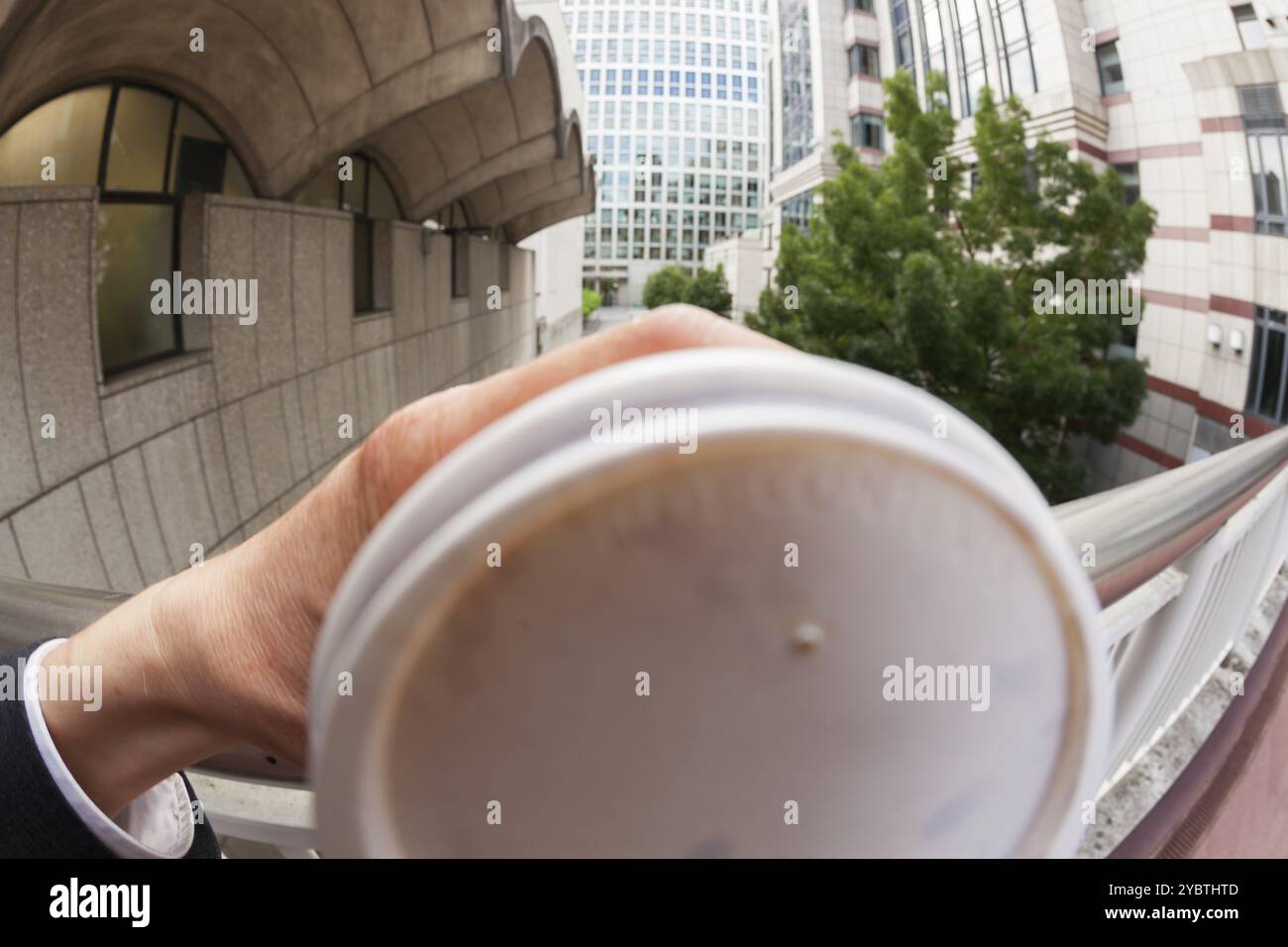 Imprenditore bevendo una tazza di caffè Foto Stock