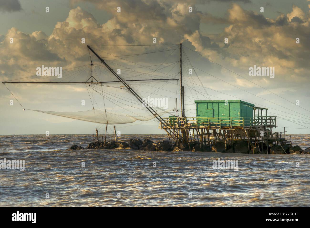 Tradizionali edifici in legno per la pesca situati sull'estuario del fiume Arno in Toscana Foto Stock