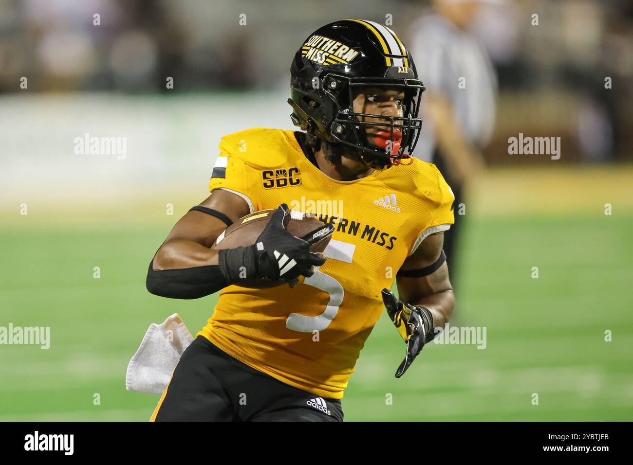 19 ottobre 2024: Il running back di Southern Miss Golden Eagles Kenyon Clay (5) corre la palla durante una partita di football tra gli Arkansas State Red Wolves e le Southern Miss Golden Eagles al M.M. Roberts Stadium di Hattiesburg, Mississippi. Bobby McDuffie/CSM (immagine di credito: © Bobby McDuffie/Cal Sport Media) Foto Stock