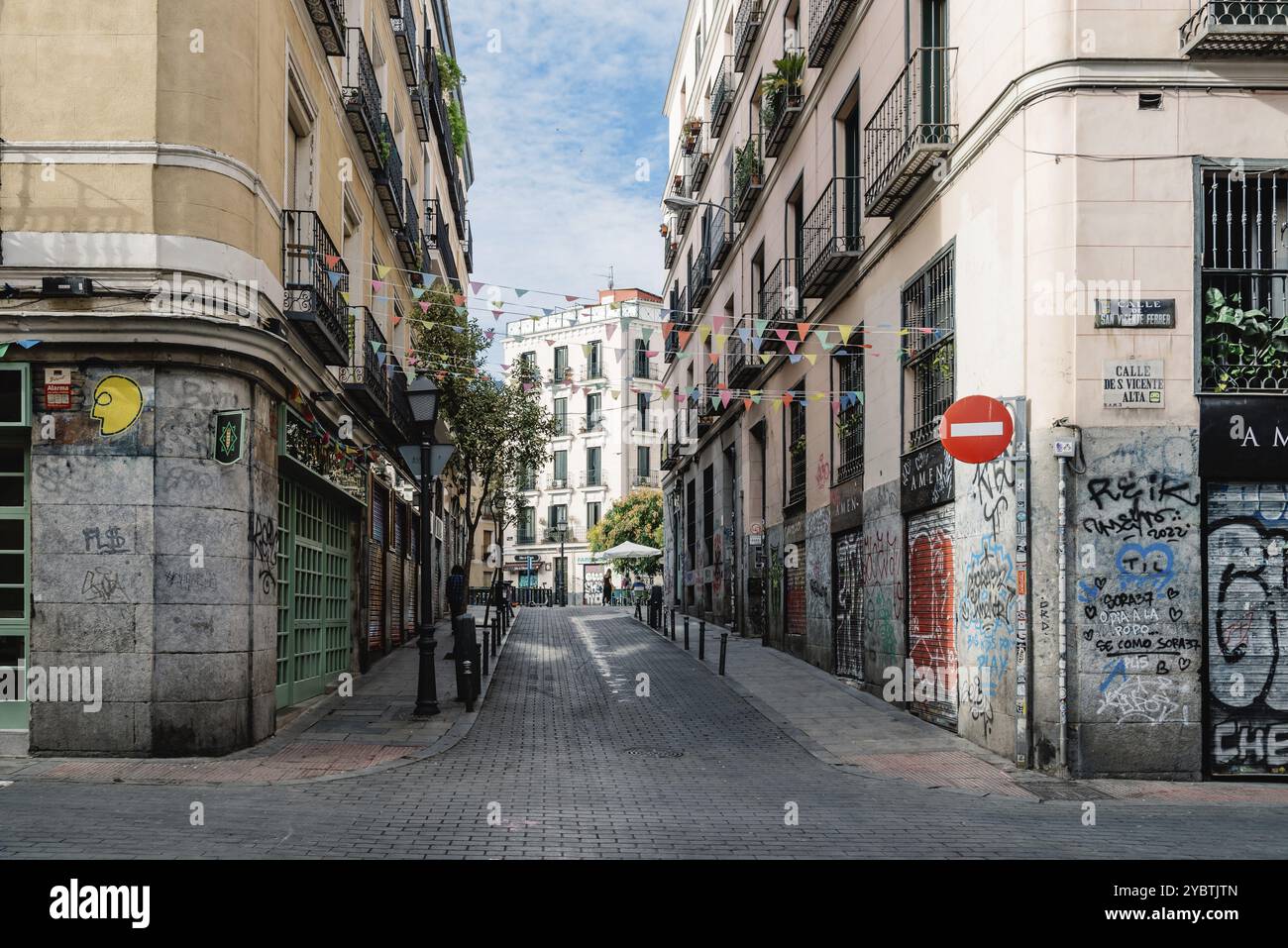 Madrid, Spagna, 5 giugno 2022: Quartiere Malasana nel centro di Madrid. E' un quartiere vivace e un centro per il fenomeno hipster, pieno di vivaci Foto Stock