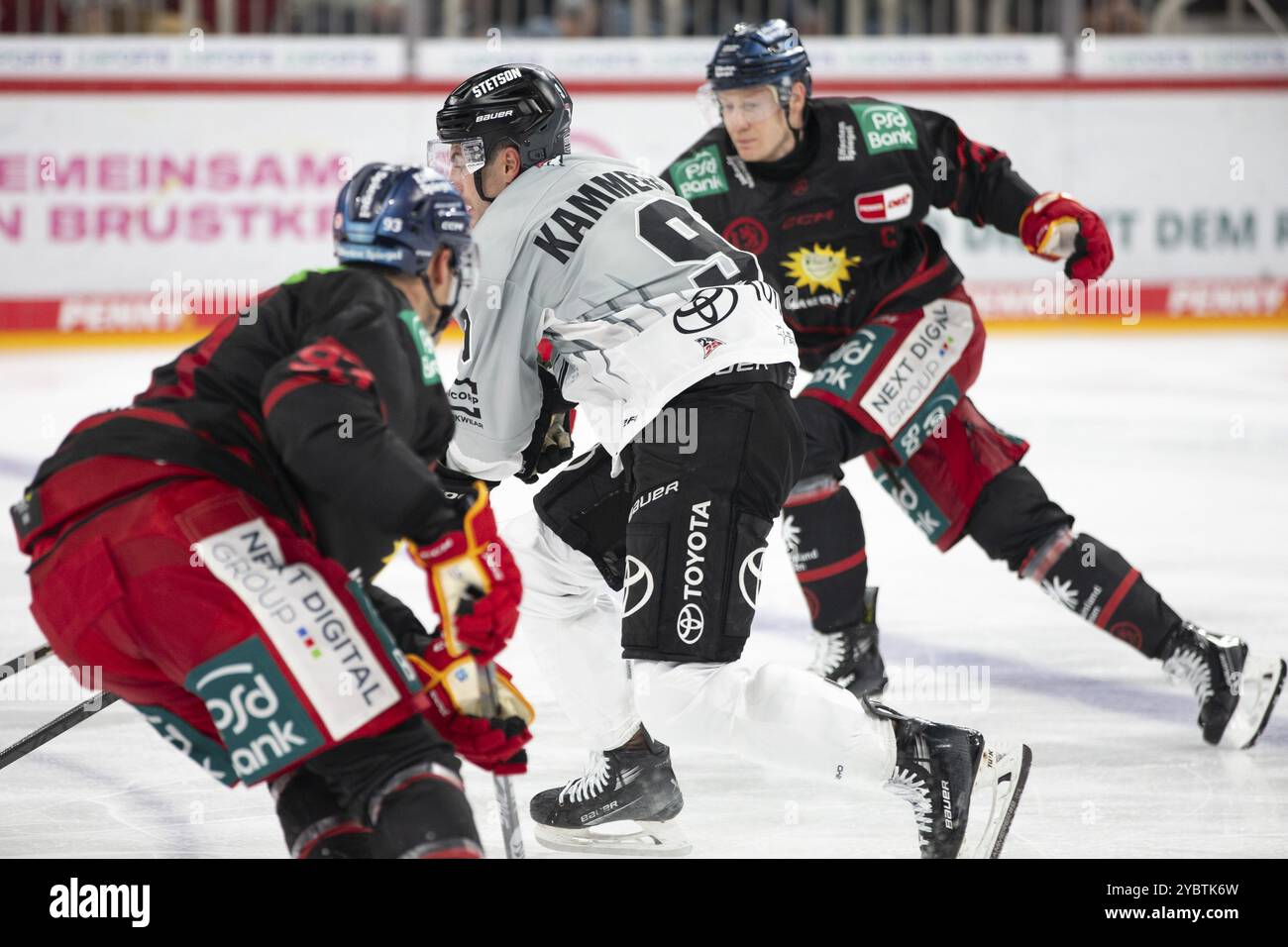 PSD Bank Dome, Duesseldorf, Renania settentrionale-Vestfalia, Maximilian Kammerer (Koelner Haie, #9), PENNY DEL, Duesseldorfer EG-Koelner Haie il 18/10/2024 AT Foto Stock