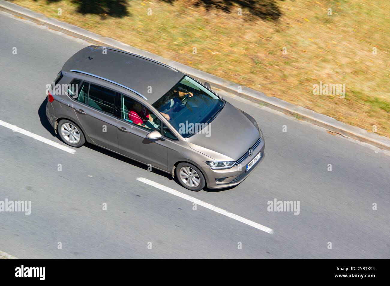 OSTRAVA, CECHIA - 13 AGOSTO 2024: Volkswagen Touran II 5T MPV car, effetto motion blur Foto Stock