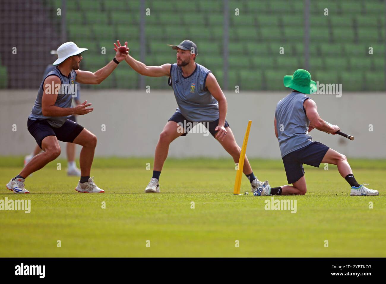 La squadra sudafricana partecipa alle sessioni di allenamento allo Sher-e-Bangla National Cricket Stadium (SBNCS) di Mirpur, Dacca, Bangladesh, 19 ottobre 2024. Come Th Foto Stock