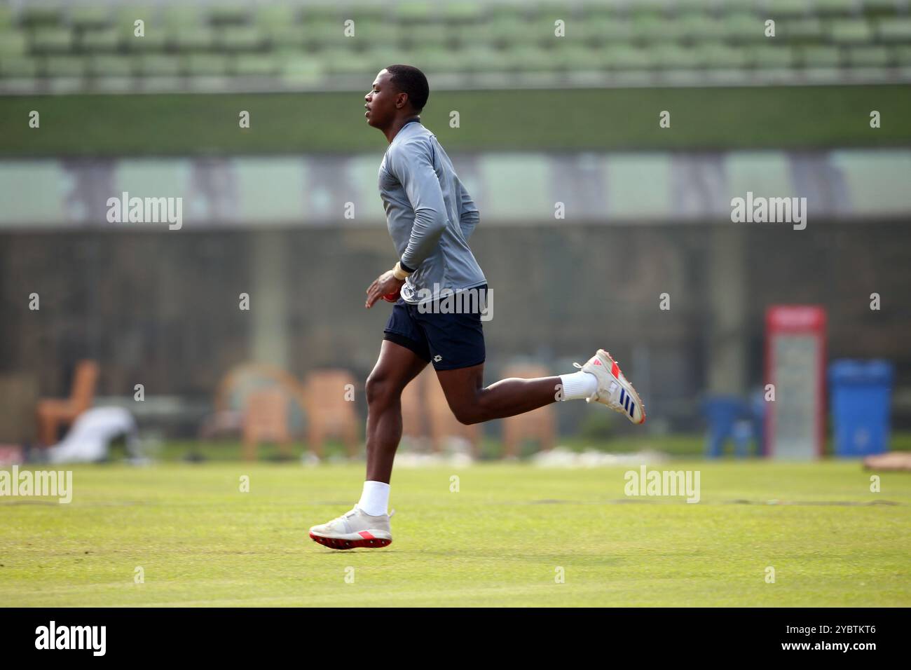 La squadra sudafricana partecipa alle sessioni di allenamento allo Sher-e-Bangla National Cricket Stadium (SBNCS) di Mirpur, Dacca, Bangladesh, 19 ottobre 2024. Come Th Foto Stock