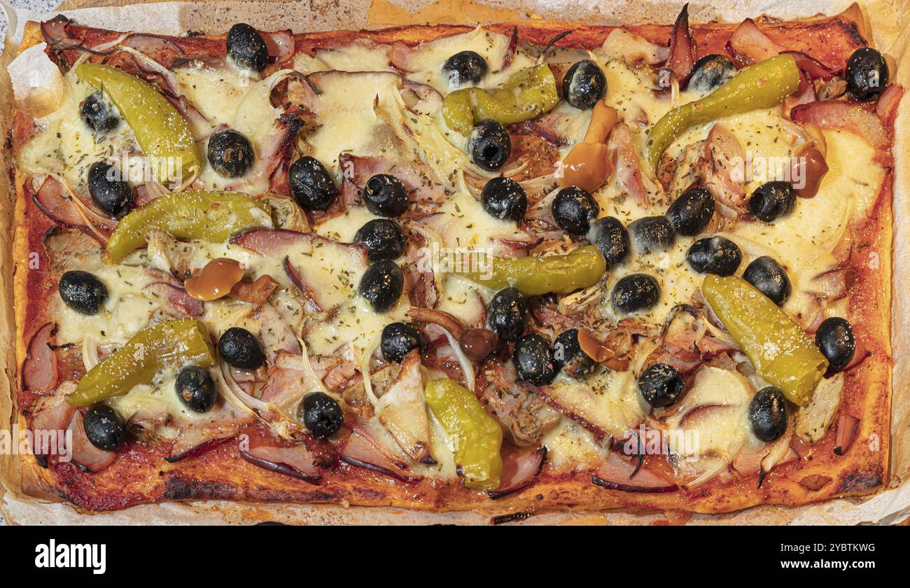 Grande pizza al formaggio italiano caldo fatto in casa cucinata da te Foto Stock