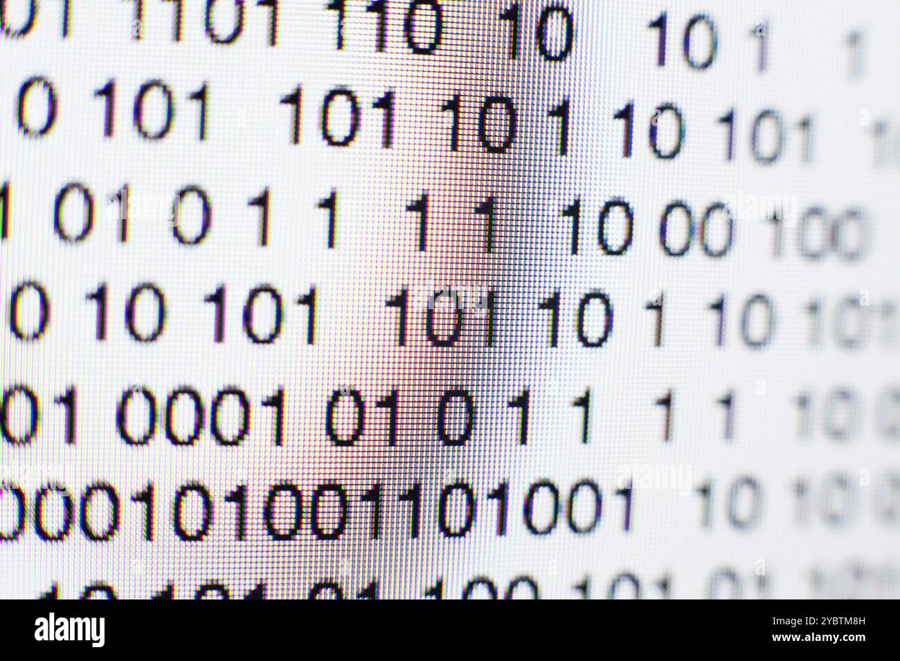 Codice binario sullo schermo di un computer Foto Stock