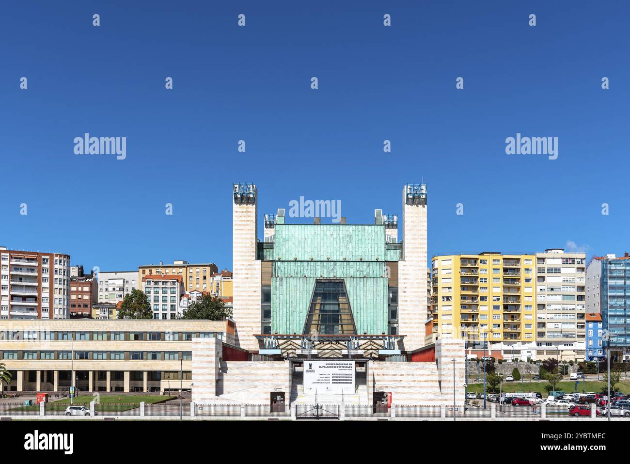 Santander, Spagna, 13 settembre 2020: Palacio de Festivales o Palazzo del Festival, un famoso teatro nella baia di Santander progettato dall'architetto Oiza, EU Foto Stock