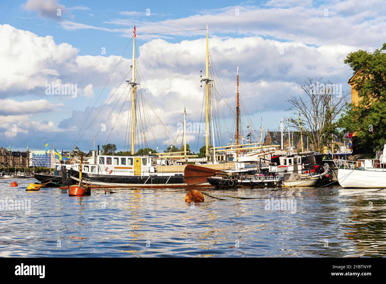 Stoccolma, Svezia, 9 agosto 2019: Vecchie navi a vela ormeggiate alla banchina del porto di Stoccolma, in Europa Foto Stock