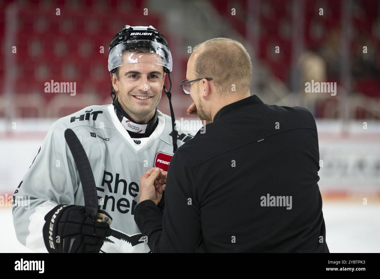 PSD Bank Dome, Duesseldorf, Renania settentrionale-Vestfalia, Maximilian Kammerer (Koelner Haie, #9), PENNY DEL, Duesseldorfer EG-Koelner Haie il 18/10/2024 AT Foto Stock