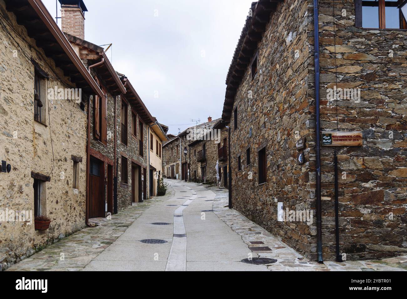 La Hiruela, Spagna, 19 novembre 2022: Pittoresca strada con tradizionali case in pietra nel piccolo villaggio di la Hiruela nel nord di Madrid, E. Foto Stock