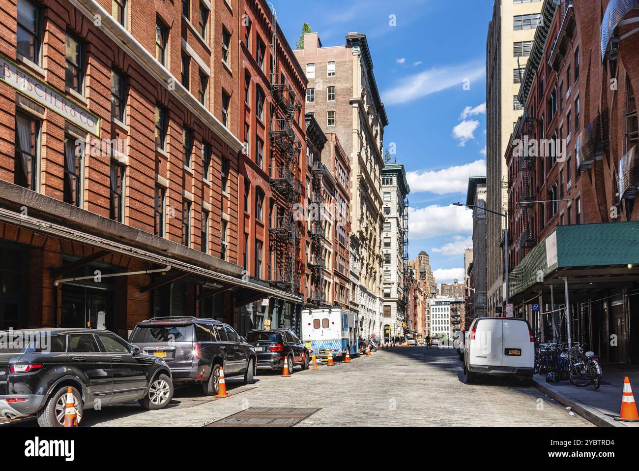 New York City, USA, 25 giugno 2018: Scena di strada nel quartiere Tribeca di Manhattan un giorno di sole d'estate, Nord America Foto Stock