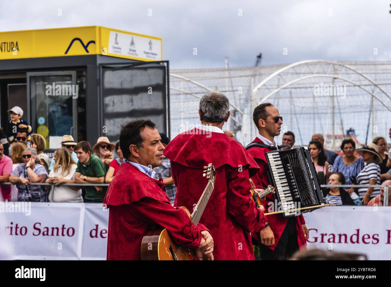 Ponta Delgada, Portogallo, 9 luglio 2023: Sfilata etnografica durante il Festival dello Spirito Santo. Vacanze tradizionali nelle Azzorre, in Europa Foto Stock