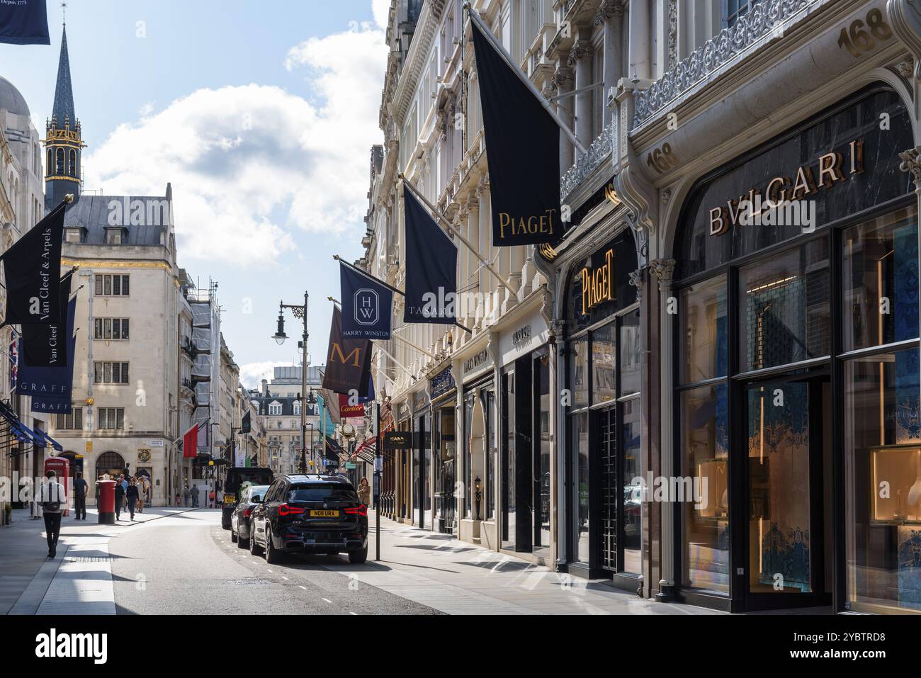 Londra, Regno Unito, 27 agosto 2023: Vista della lussuosa Bond Street nel West End. Si tratta di una delle aree immobiliari più costose e ricercate in e Foto Stock