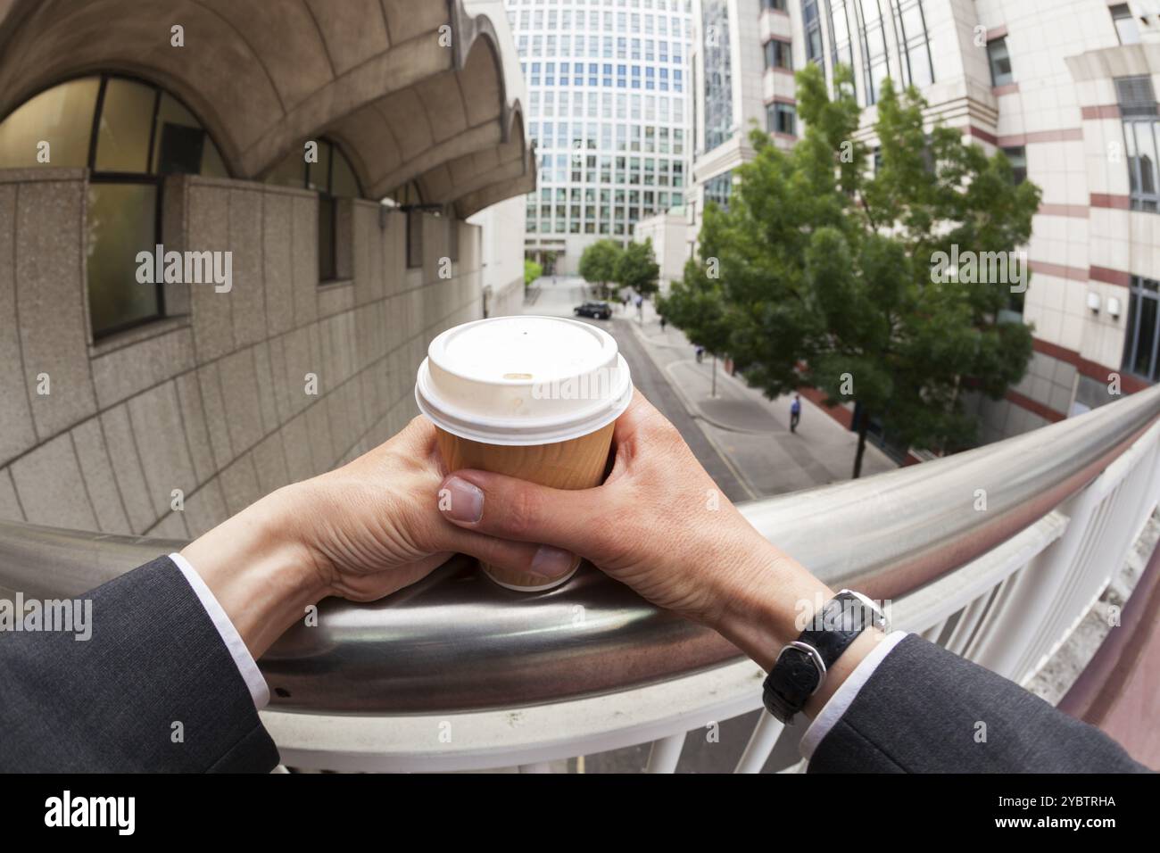 Imprenditore bevendo una tazza di caffè Foto Stock