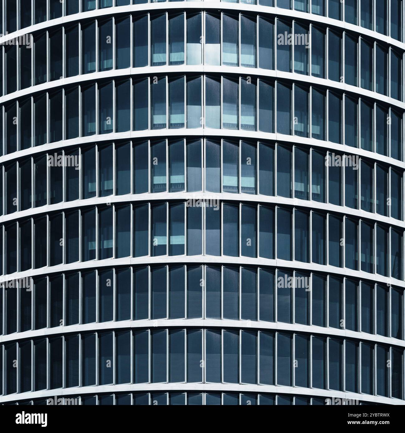 Astratto sfondo in acciaio e vetro di un alto edificio con grattacieli. Edificio commerciale moderno, concetto di business di industria edile e. Foto Stock