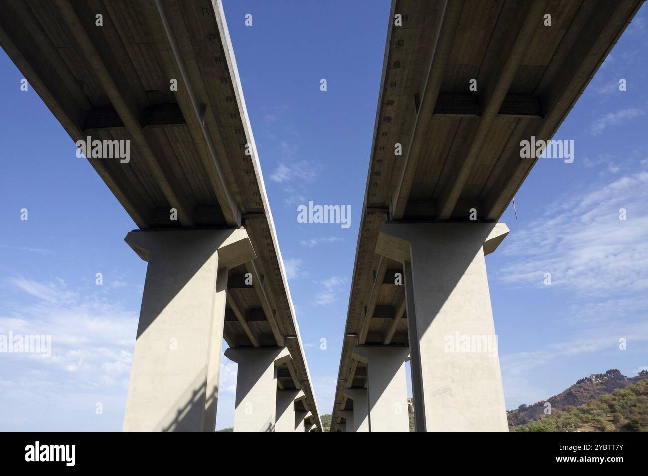 Documentazione fotografica di un tratto autostradale su tralicci di cemento armato Foto Stock