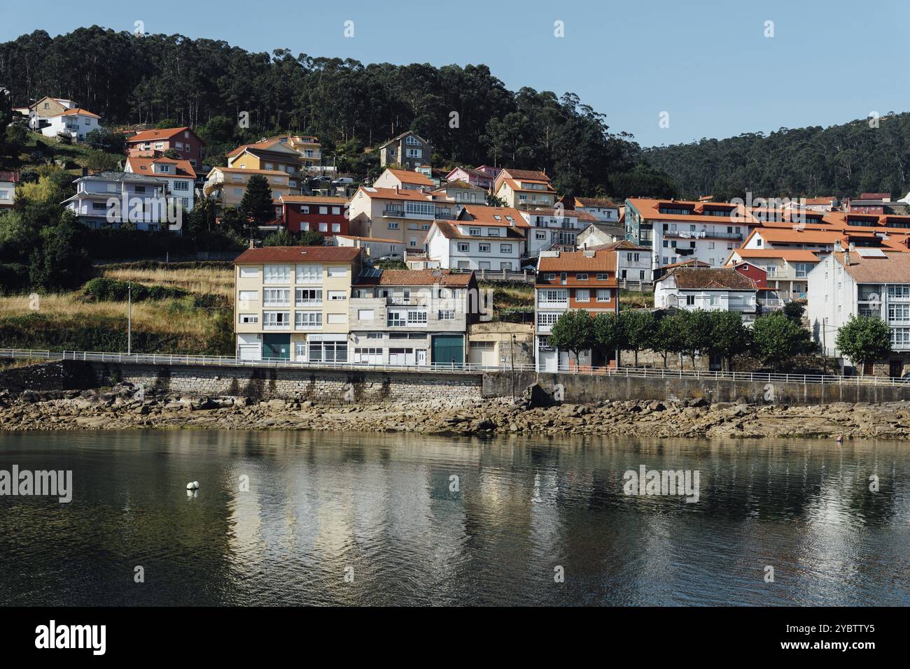 Splendida vista sul porto di Muros, un villaggio di pescatori nell'estuario di Muros in Galizia, Spagna, Europa Foto Stock