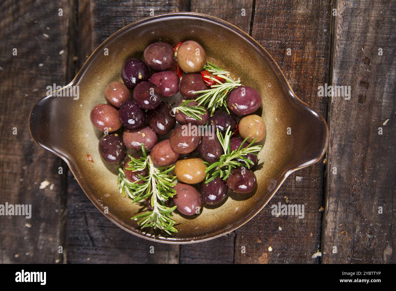 Cibo italiano, spuntino di olive in salamoia presentato in piatto Foto Stock